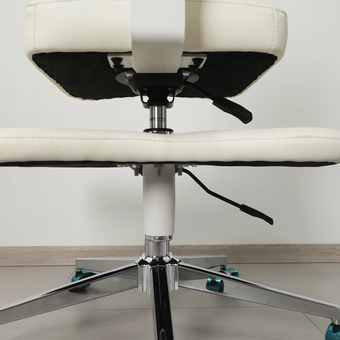 Adjustable Ergonomic Kneeling Chair – Cross-Leg Friendly with Wheels for Home & Office